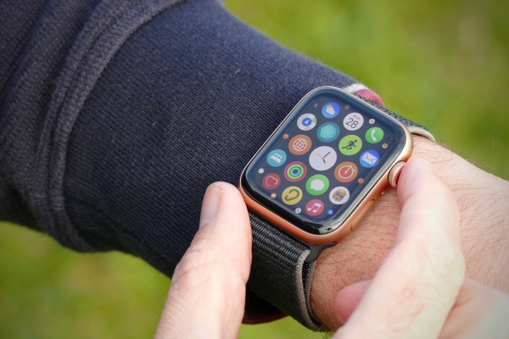 صفحه نمایش Apple Watch SE برنامه های خود را نشان می دهد.