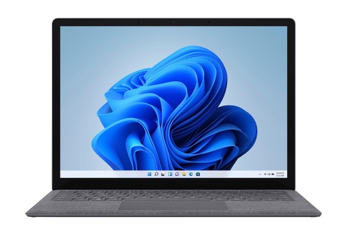 نمای جلوی لپ تاپ مایکروسافت سرفیس 4 در پس زمینه سفید.