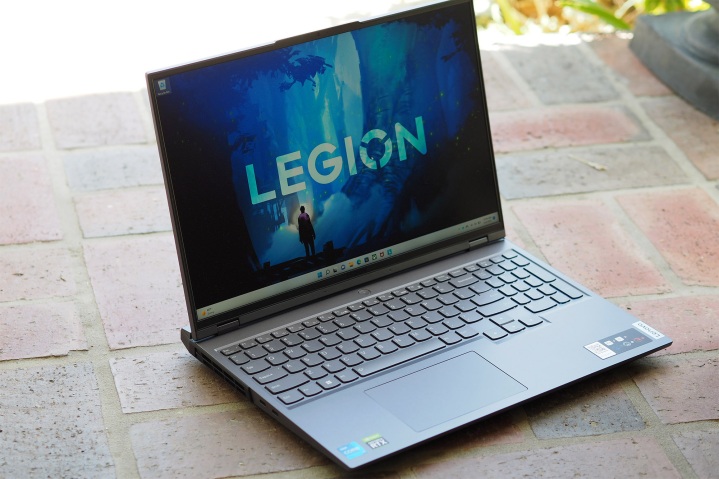 Lenovo Legion 5i Pro در یک زاویه قرار دارد.