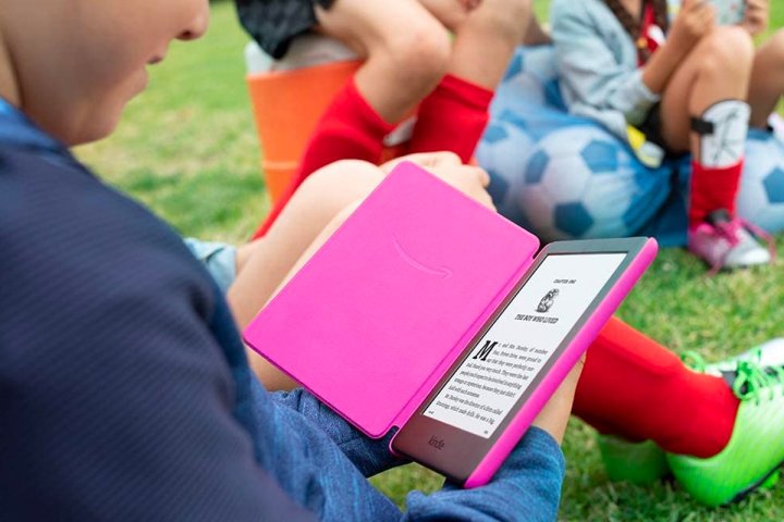 یک کودک بیرون از خانه در Amazon Kindle Kids Edition می خواند.