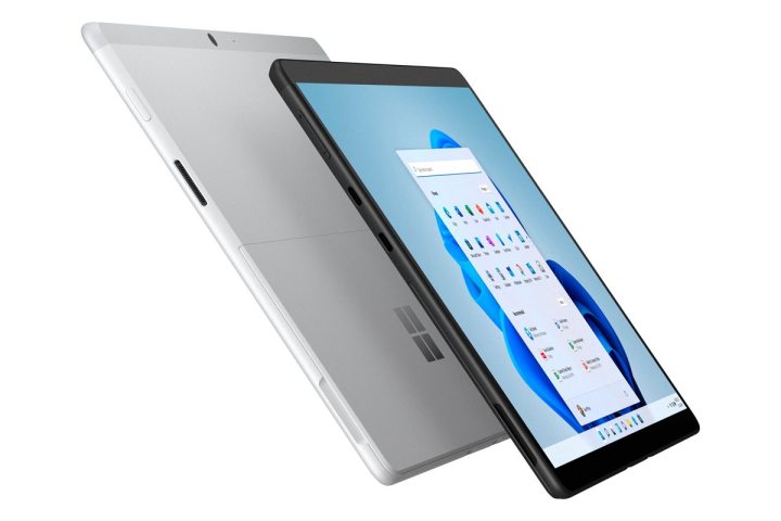 Microsoft Surface Pro X در یک زاویه جانبی برنامه ها را روی صفحه نمایش نشان می دهد.