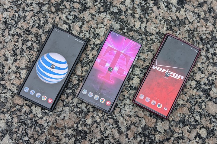 تلفن های سه اپراتور روی یک تخته سنگ مرمر قرار دارند.
