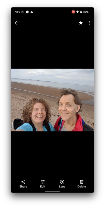 سلفی Google Pixel 6a که زوجی را در ساحل نشان می دهد.