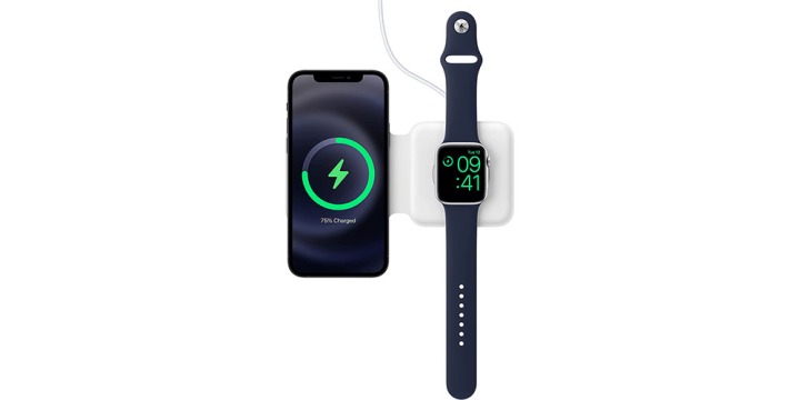 یک شارژر Apple MagSafe Duo روی پس‌زمینه سفید در حالی که یک ساعت اپل و آیفون در حال شارژ شدن روی آن را نشان می‌دهد.