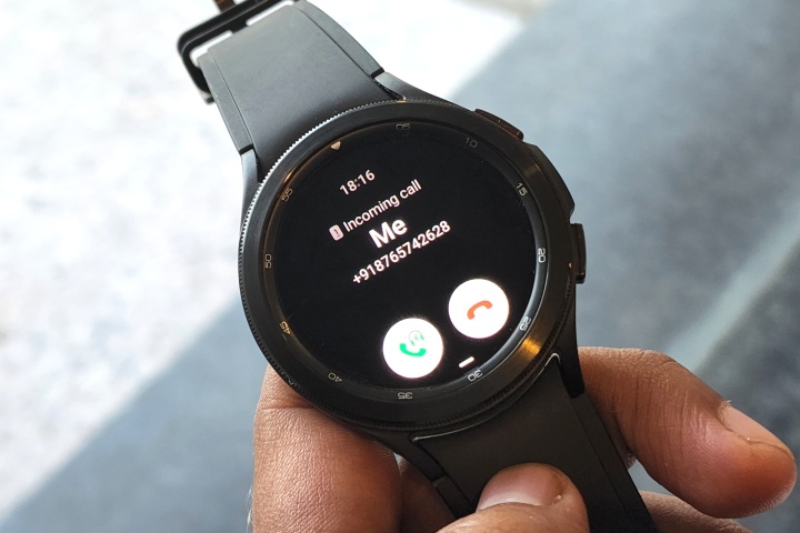 Samsung Galaxy Watch 4 در حال تماس است