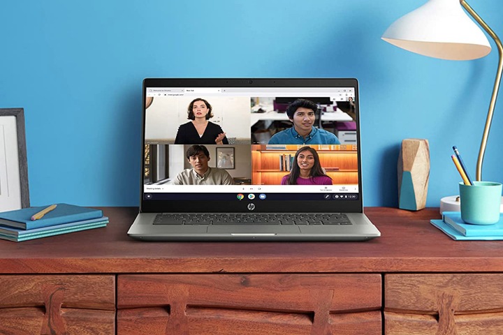 HP Chromebook 14b روی میز قرار دارد.