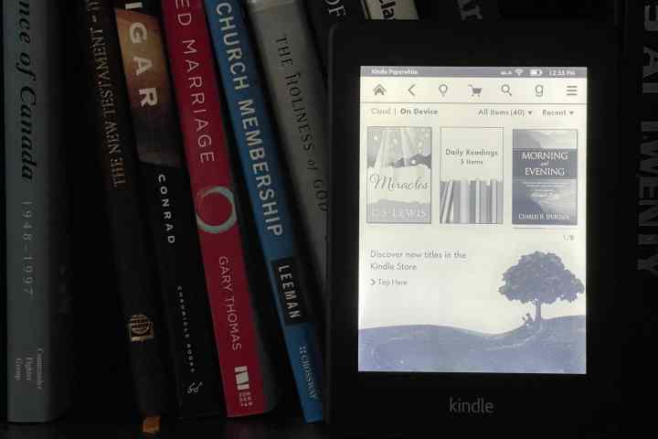 Kindle Paperwhite 3G 2013 در قفسه.
