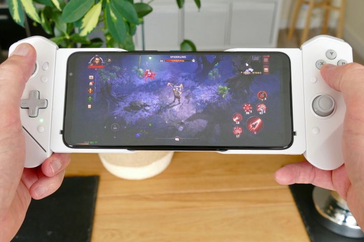 ROG Phone 6 Pro با کنترلر Kunai 3 با بازی Diablo Immortal.