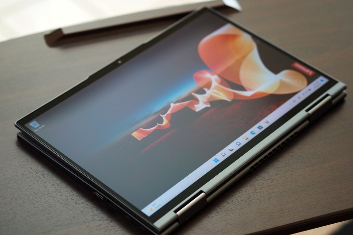 Lenovo ThinkPad X1 Yoga Gen 7 روی میز در حالت تبلت خوابیده است.