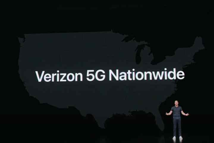 هانس وستبرگ، مدیر عامل Verizon برای معرفی خدمات 5G در سراسر کشور روی صحنه می رود.