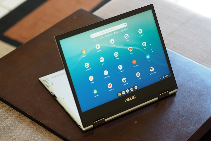 Asus Chromebook Flip CM3 به عقب تا شده و روی میز قرار گرفته است.