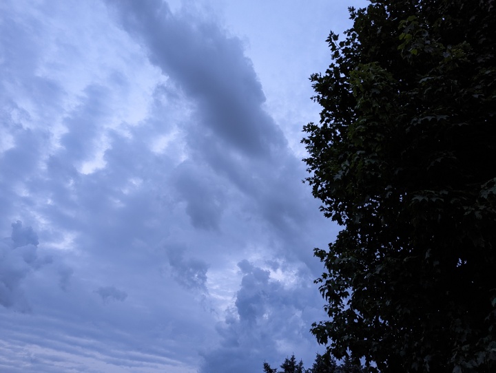 آسمان طوفانی با ابرهای دقیق.  یک تکه چوب در گوشه سمت راست نمایان است.