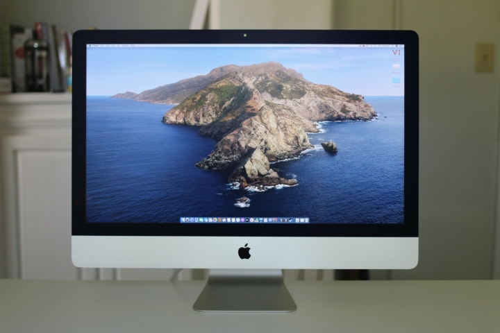 Apple iMac 2020 با جزیره صفحه نمایش.