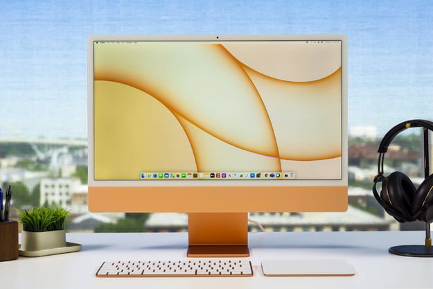 Apple iMac 24 اینچی روی میز در یک زمینه آفتابی قرار می گیرد.
