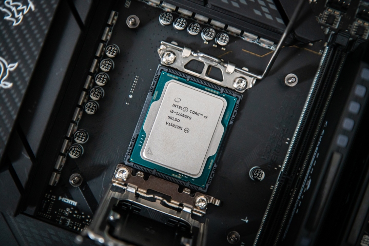 پردازنده Core i9-12900KS قرار داده شده در مادربرد.