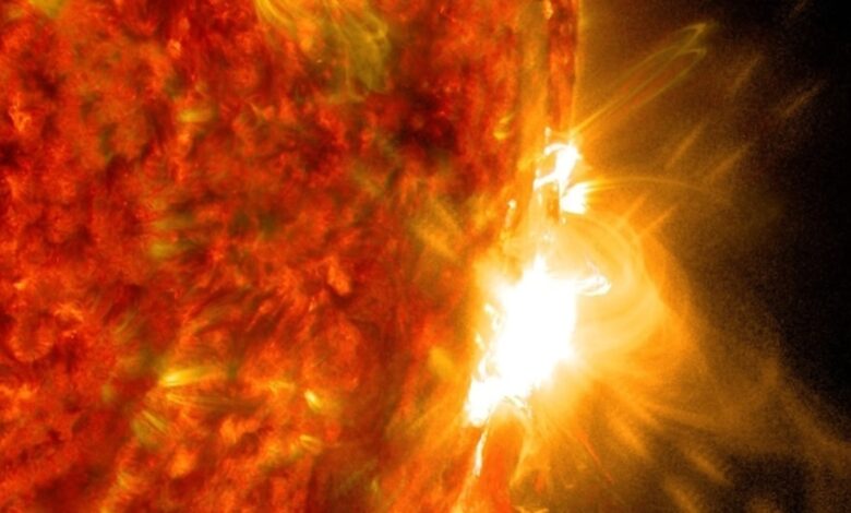 مراقب باش!  یک شعله عظیم خورشیدی در خورشید می تواند به GPS شما روی زمین آسیب برساند