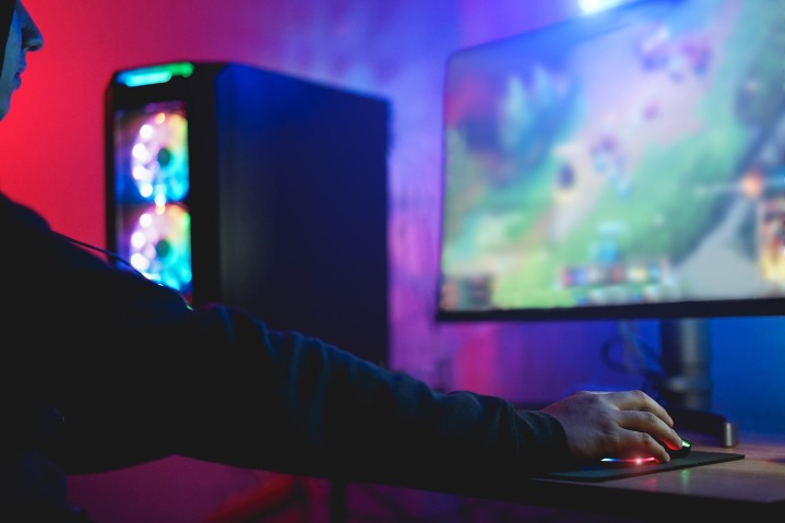 یک گیمر در تنظیمات کامپیوتر بازی می کند.