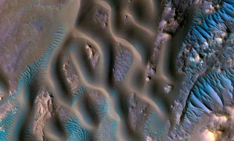 ناسا تصویر خیره کننده ای از امواج آبی مریخ را به اشتراک می گذارد و راز باد را فاش می کند