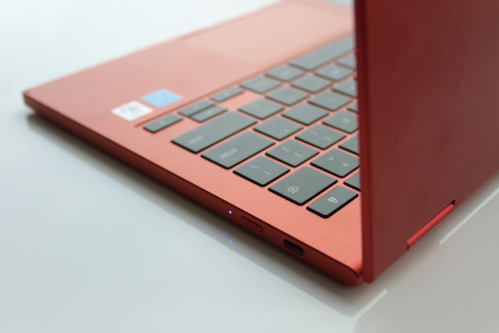 یک Samsung Galaxy Chromebook 2 قرمز رنگ روی یک میز باز است.