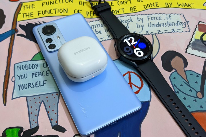 Galaxy Watch 4 با Galaxy Buds 2 و Xiaomi 12 Pro