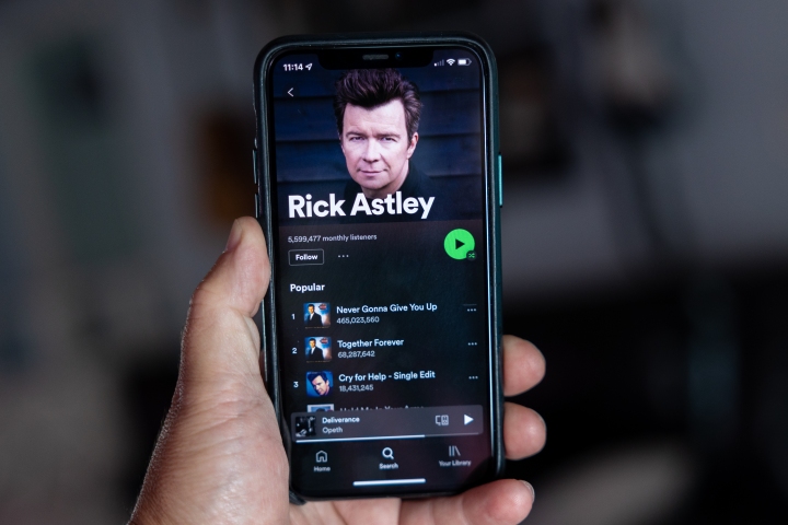 صفحه هنرمند Rick Astley در Spotify در آیفون.