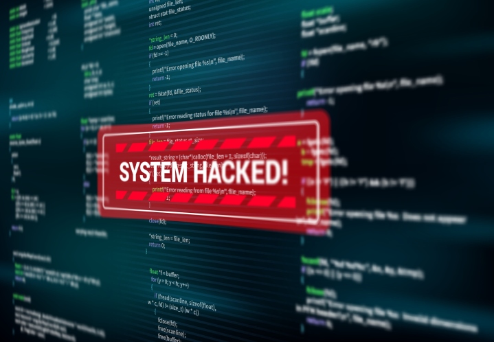 هشداری در مورد هک شدن سیستم بر روی صفحه نمایش کامپیوتر نمایش داده می شود.