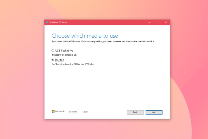 تصویری از ابزار رسانه نصب کننده ویندوز 10 که درخواست رسانه را دارد.